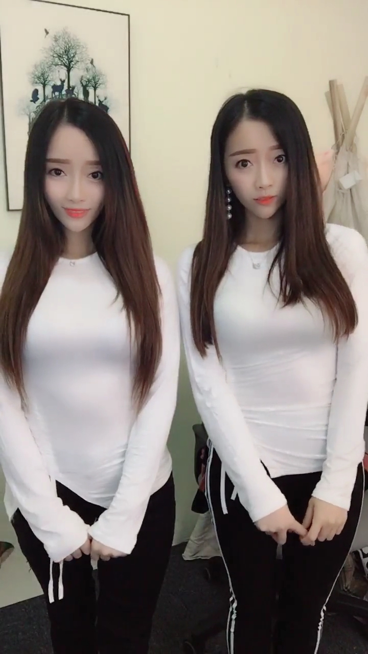 双胞胎姐妹93猜猜谁是姐姐,谁是妹妹96