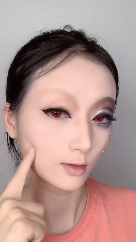 第一次画鳞片妆,手边材料有限