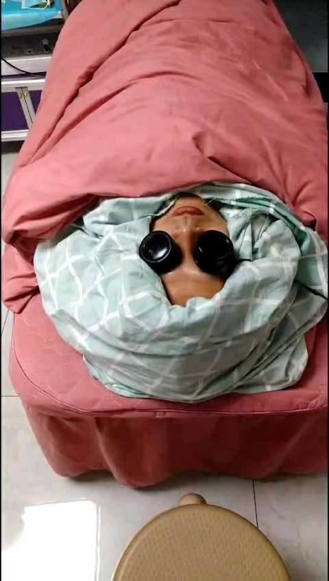 透皮蒸疗是用110°的热毛巾敷到皮肤上,以大热可寒的原理把骨腔内的湿