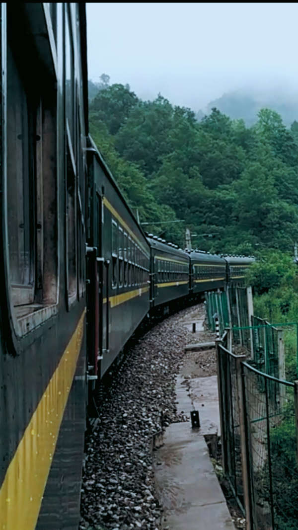 秦岭最美小慢车穿越三省日送中小学生近500人次,车上急需新书