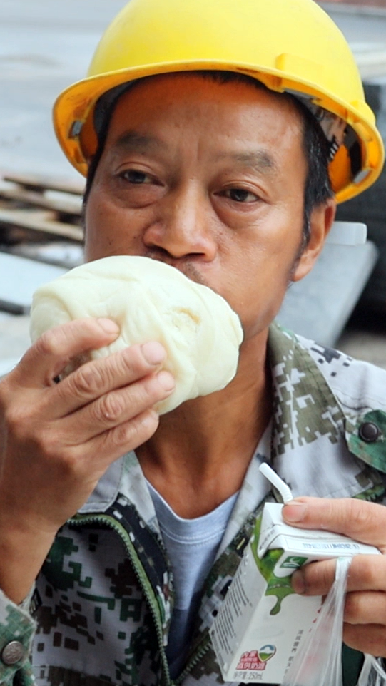 早上5点多去工地上班,3个大馒头几口就吃完,这馒头大不大?