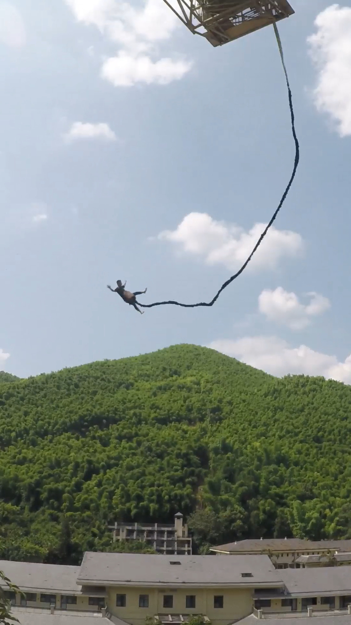 对于想蹦极又有点恐高的基友,和他来到了重庆的统景.