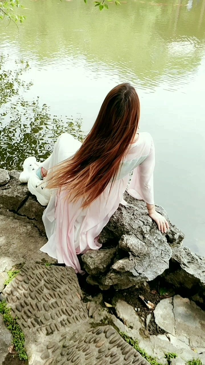 坐在河边.等我的郎