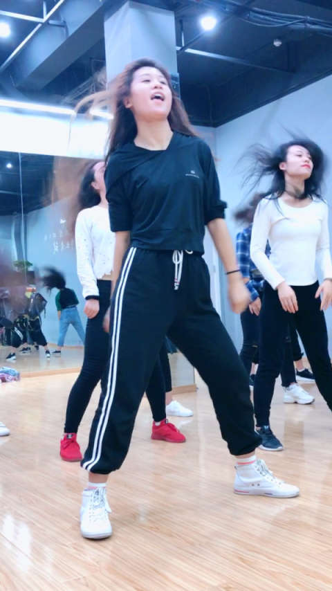 头发帅甩甩头动作 炸开了