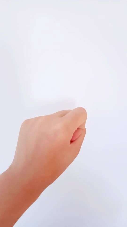 会做这个动作吗?会的举个手