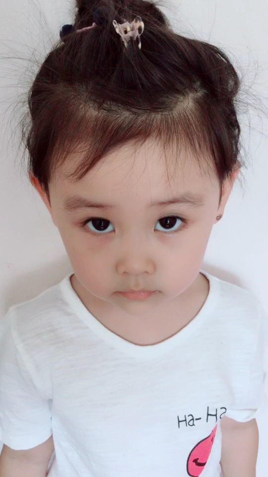 涵宝儿在干嘛?哈哈,被发现了吧,活捉一只小可爱00