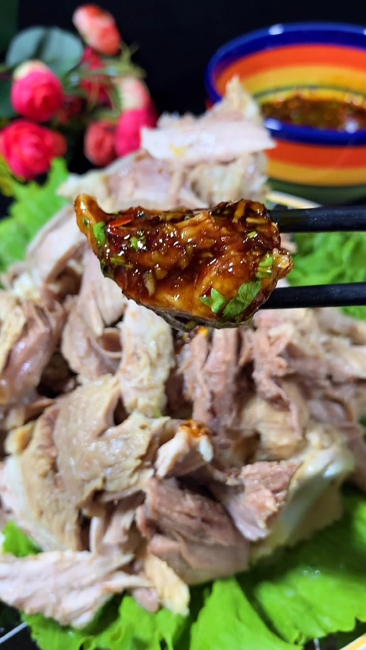 这样做的蒜泥拆骨肉蒜香浓郁,吃一口停不下来