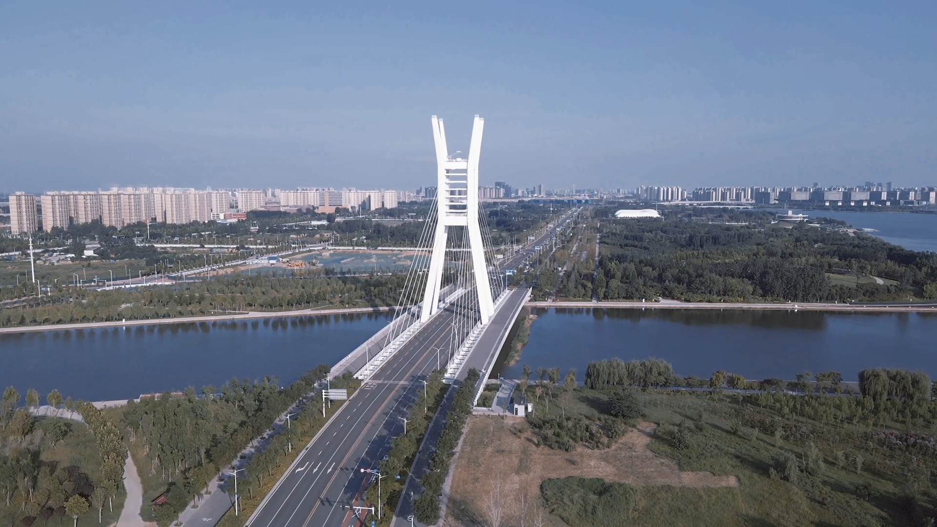 郑州东区北龙湖畔的郑州鼎桥--"鼎"形结构寓意"鼎盛中原"