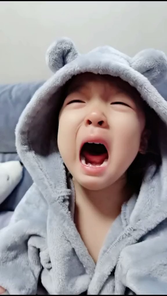 本来是假哭,没想到哭着哭着就笑了!