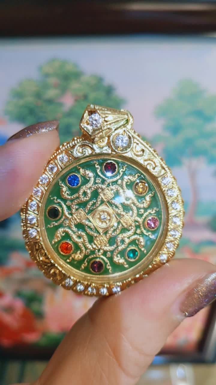 龙婆雨水庙八方转运轮由寺庙铜钟,铜体等金属合金制成.