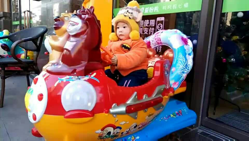小叮当最爱坐摇摇车