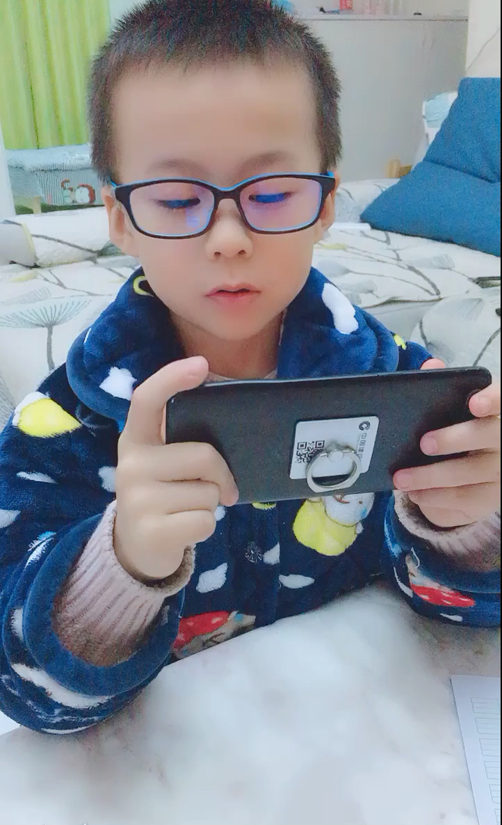 小朋友们,我们玩手机的时候一定要戴上手机眼镜,保护好我们的眼睛,小