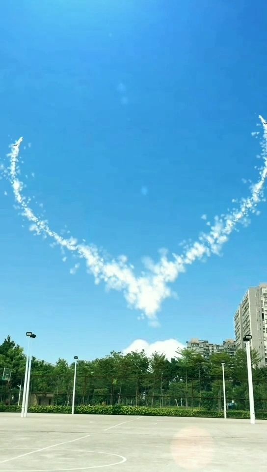 在天空划个爱你的形状.可以替换一张图片