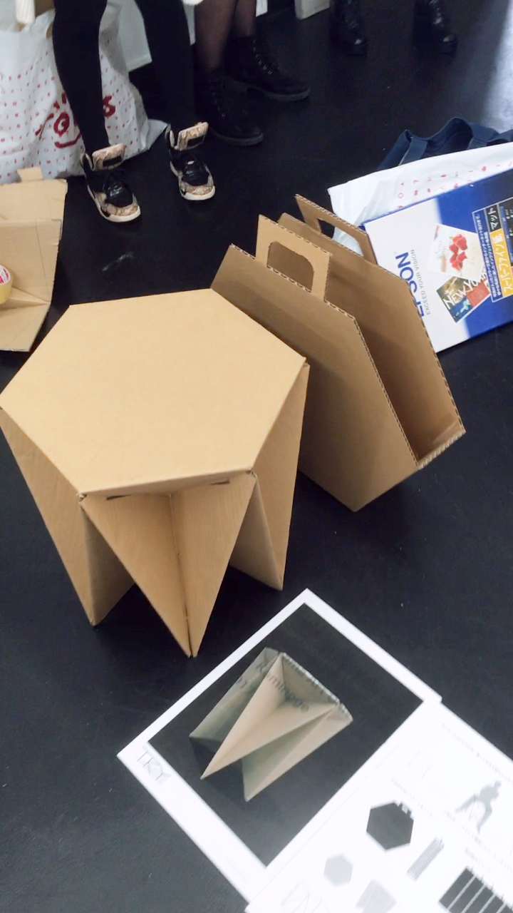 多摩美术大学统合一年生的纸盒板凳设计课题～(/ω)