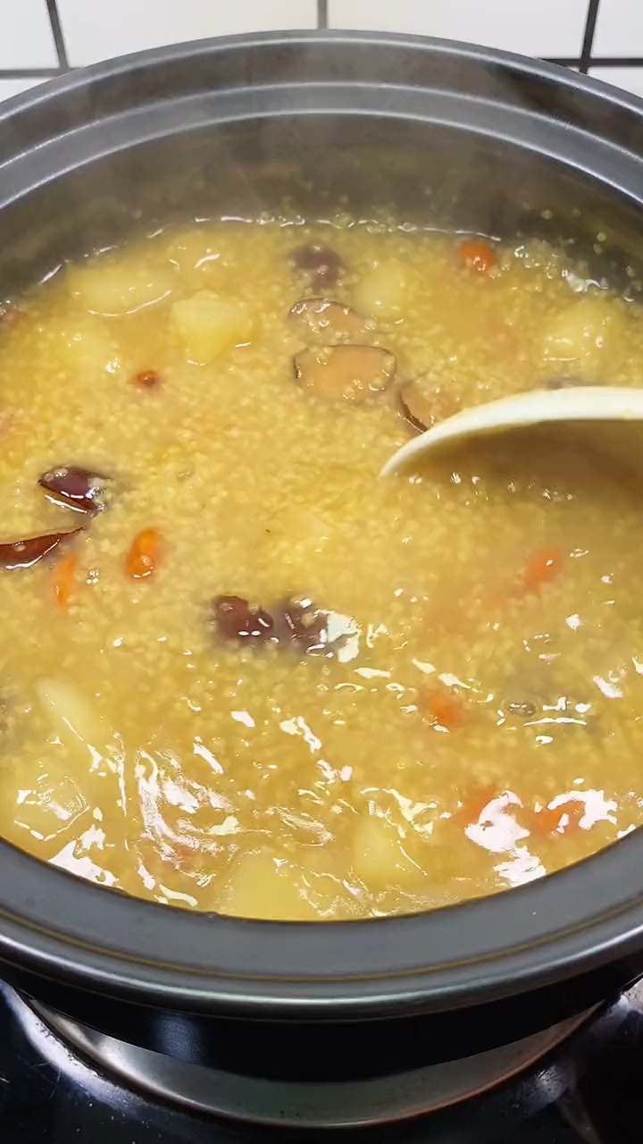 天冷了,来一锅热乎乎的雪梨红枣小米粥,暖心又暖胃