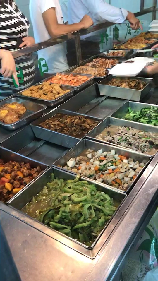 排队打快餐咯