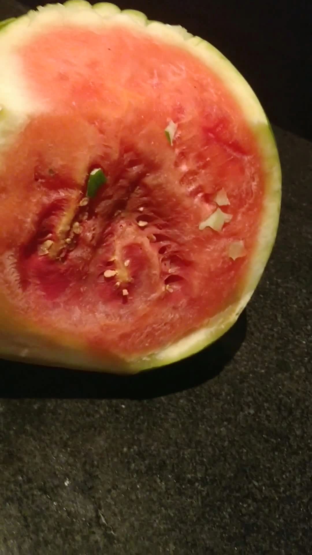 老板说这西瓜坏了,让我扔了.我说我能给救活!