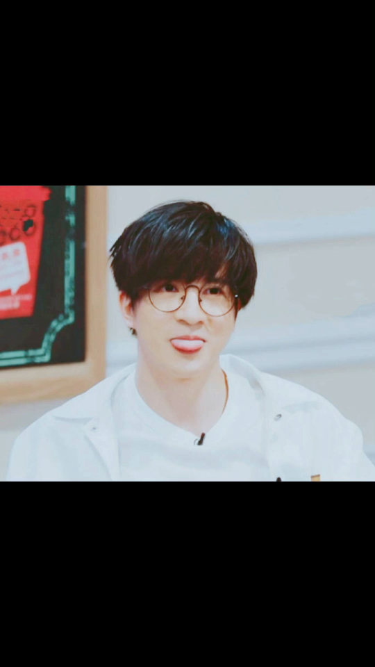 小薛吐舌头简直可爱死了……太迷人了