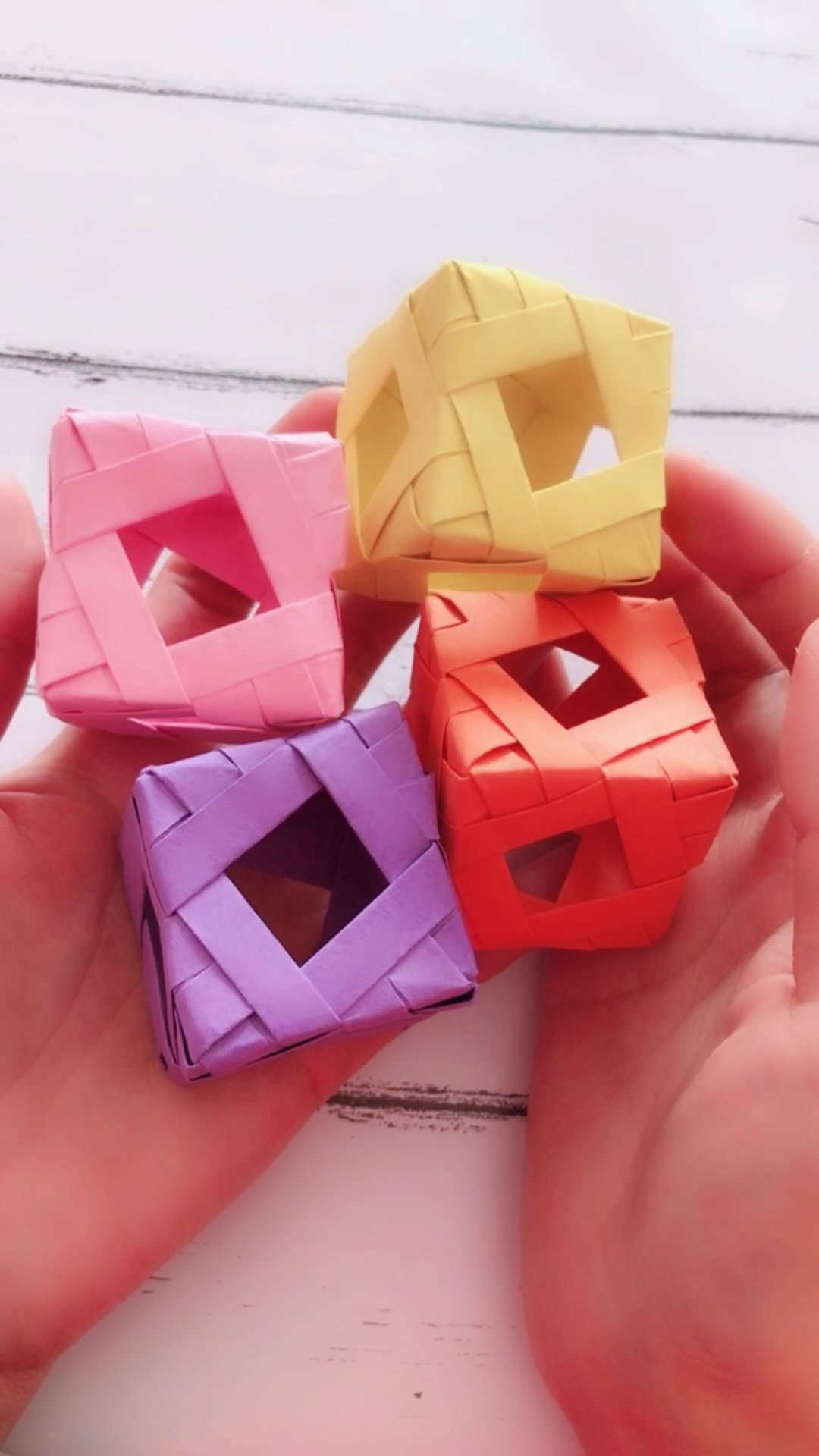 五颜六色的折纸魔方