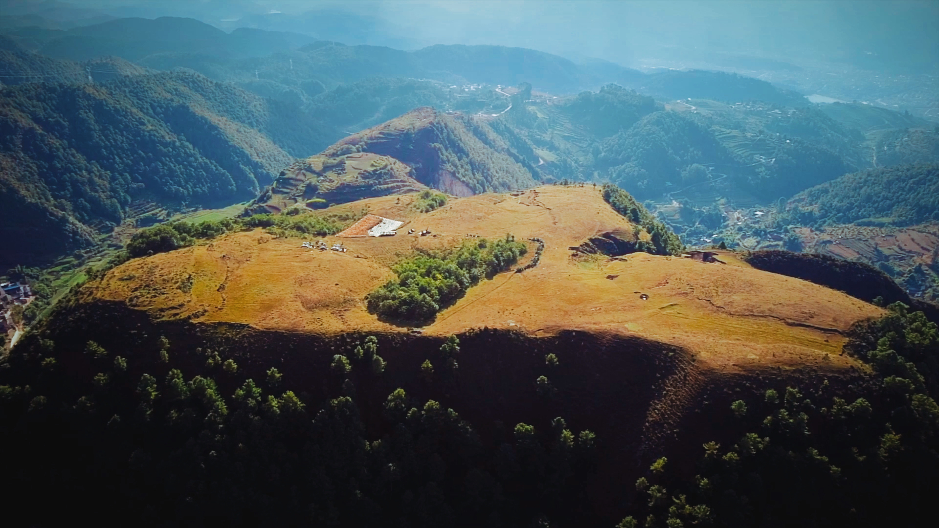 施甸境内四大山脚,大庙村上面,这座山顶部像被削平了一样.