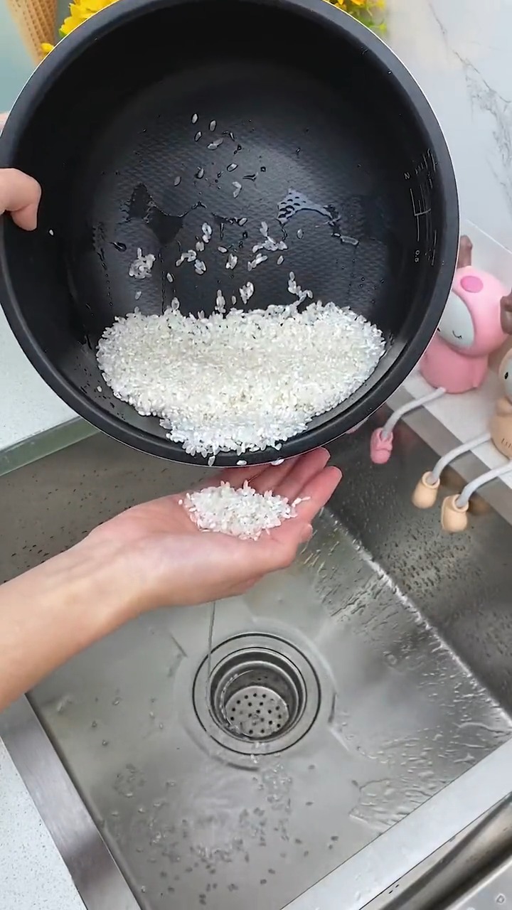 冬天洗米做饭又冷又伤手,有了这个淘米神器洗米不湿手,沥水也方便