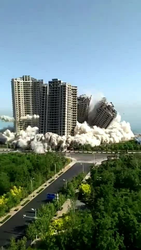 烂尾楼爆破!