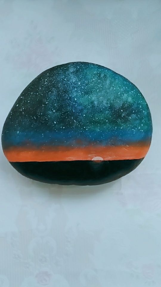 仰望天空,星空是如此灿烂(手绘石头画)