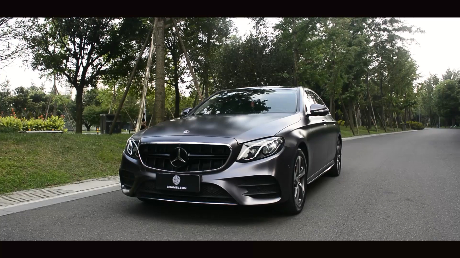 汽车车身改色贴膜:奔驰e300全车换装电光金属钛灰完美演绎!