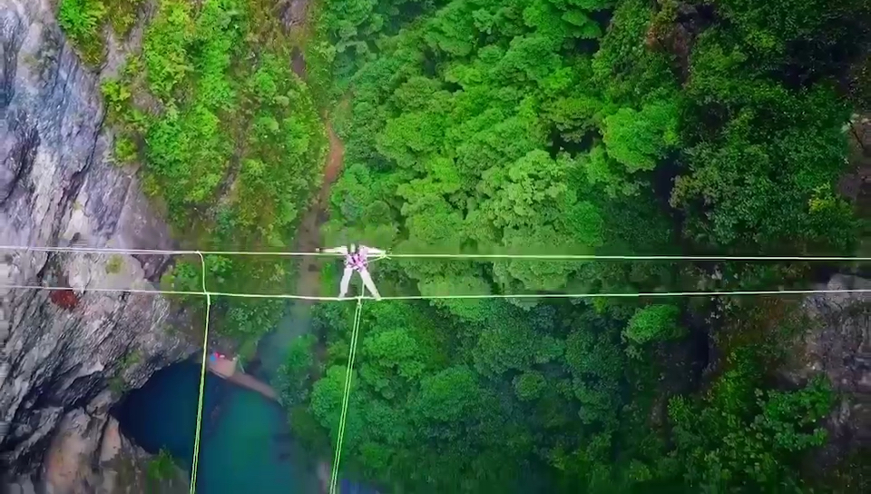 极限爱好者的乐园 猴耳天坑 大秋千荡起来