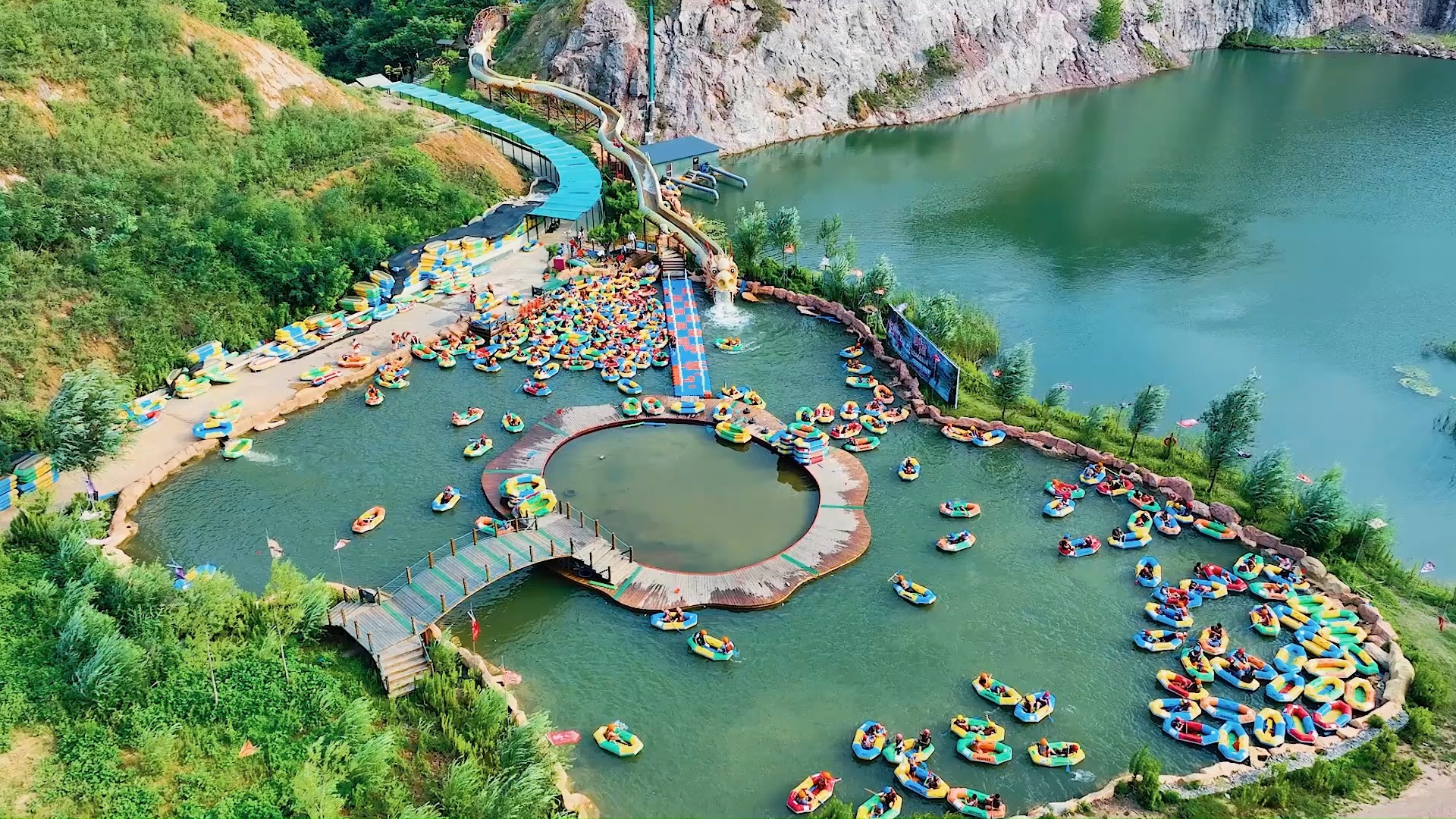 气温都这么高了!你不会还没去南京的龙出没穿越漂流吧!