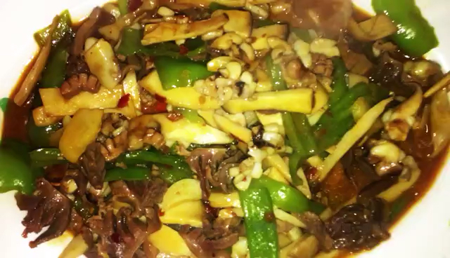 六岁男童做四川名菜宫爆三脆腰花鸭胗鲜墨鱼