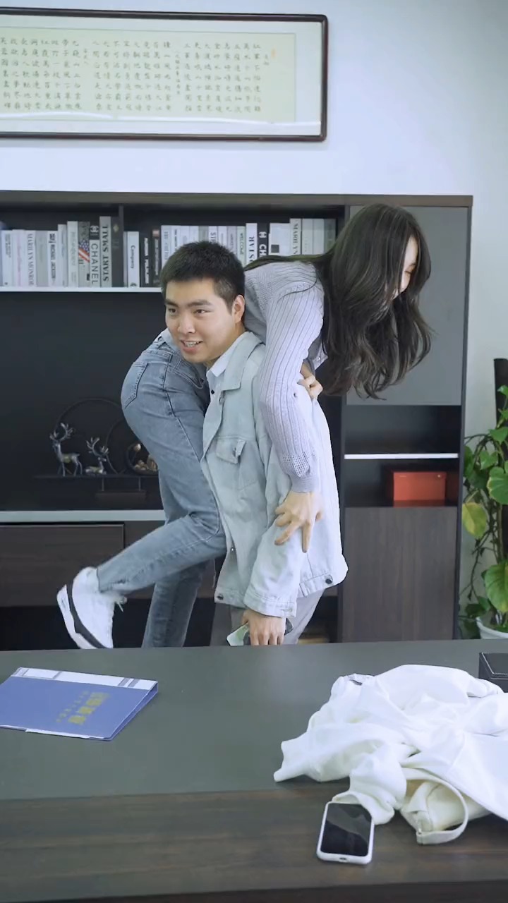 所以他捏着鼻子是什么意思?男友力 男友力爆棚的过肩抱