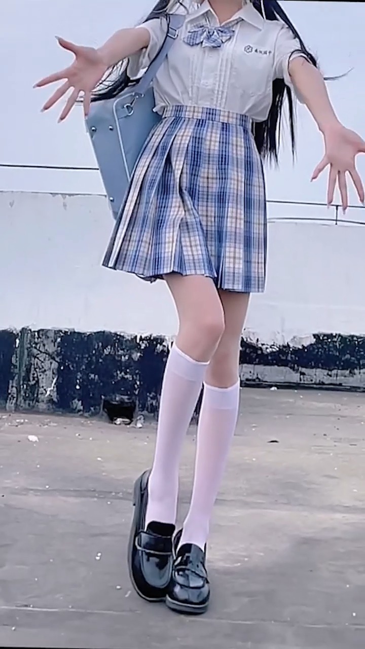 开学穿这样,你会帮我拿行李吗?#jk小姐姐